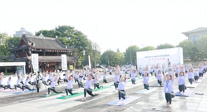 重庆市第十三届全民健身运动会健身瑜伽比赛在璧BOB半岛中国官方网站山举办(图1)