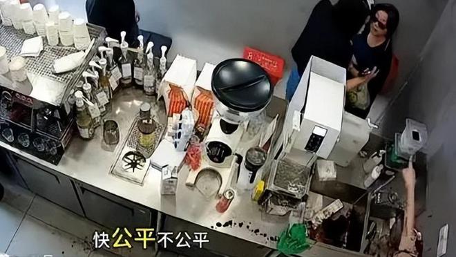 冲上热搜的“咖啡店内120秒”发疯半岛·BOB官方网站视频炸出多少高高在上的巨婴(图16)