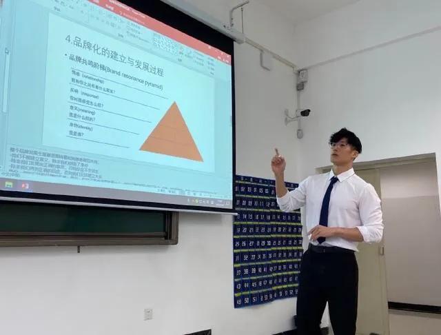 贵州“大学男老师”走半岛·BOB官方网站红网络酷爱健身因健硕肌肉圈粉无数(图1)