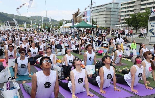 世界各地民众半岛·BOB官方网站齐刷刷练“瑜伽”迎接第五个国际瑜伽日场面壮观(图8)