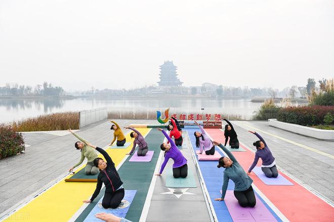 武汉一女子学瑜伽发出凄叫腿被教练压断该找BOB半岛谁赔偿？(图1)