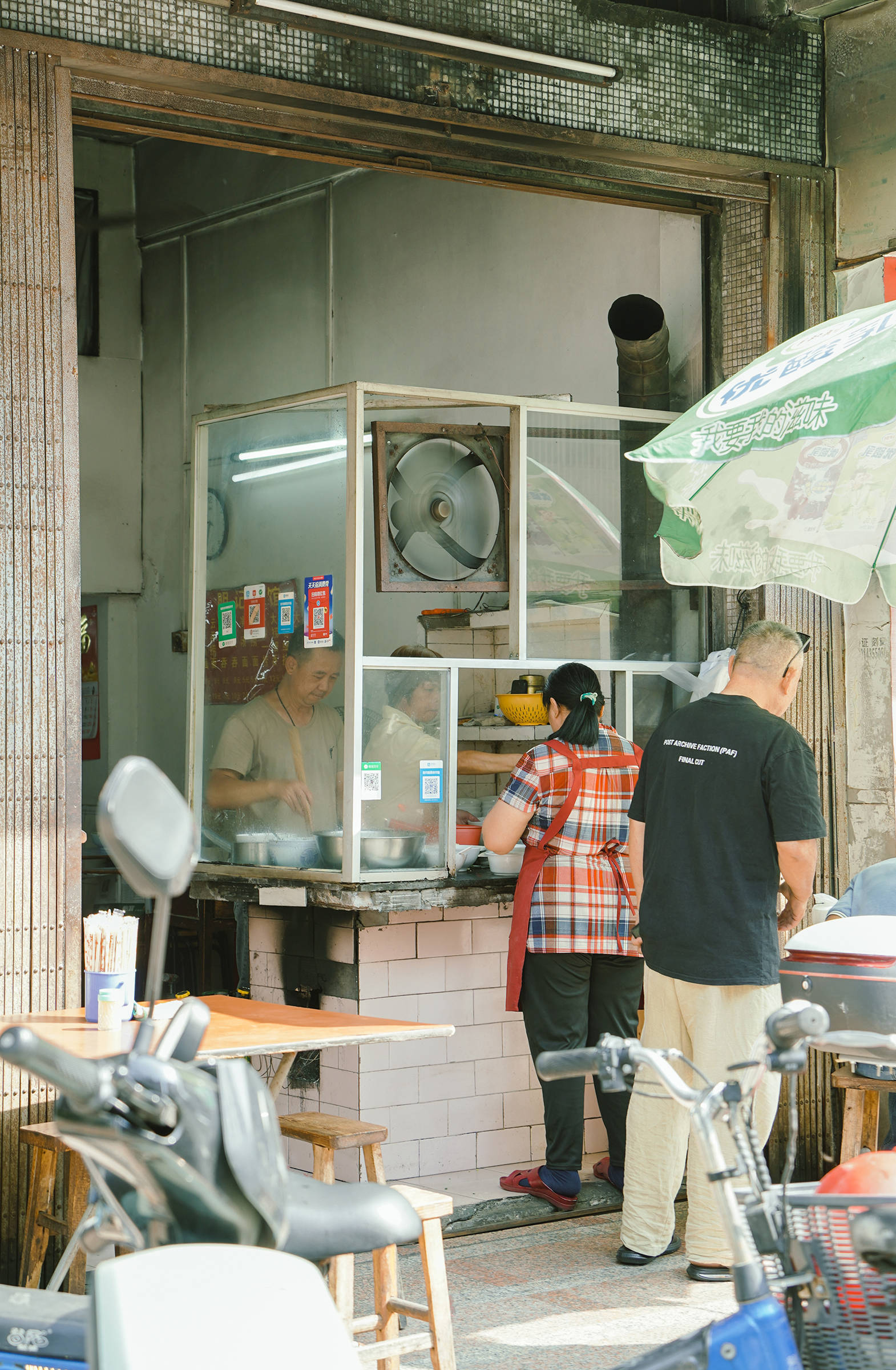 东莞石龙老店升级揭幕仪式暨新老连脉签约仪式BOB半岛顺利举行！(图6)